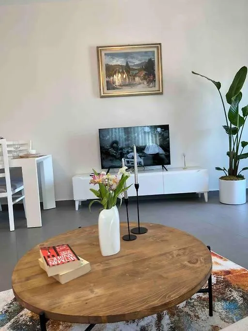 Mozart House - Spacious Luxury Apartment - Heart Of The City 地拉那 阿尔巴尼亚